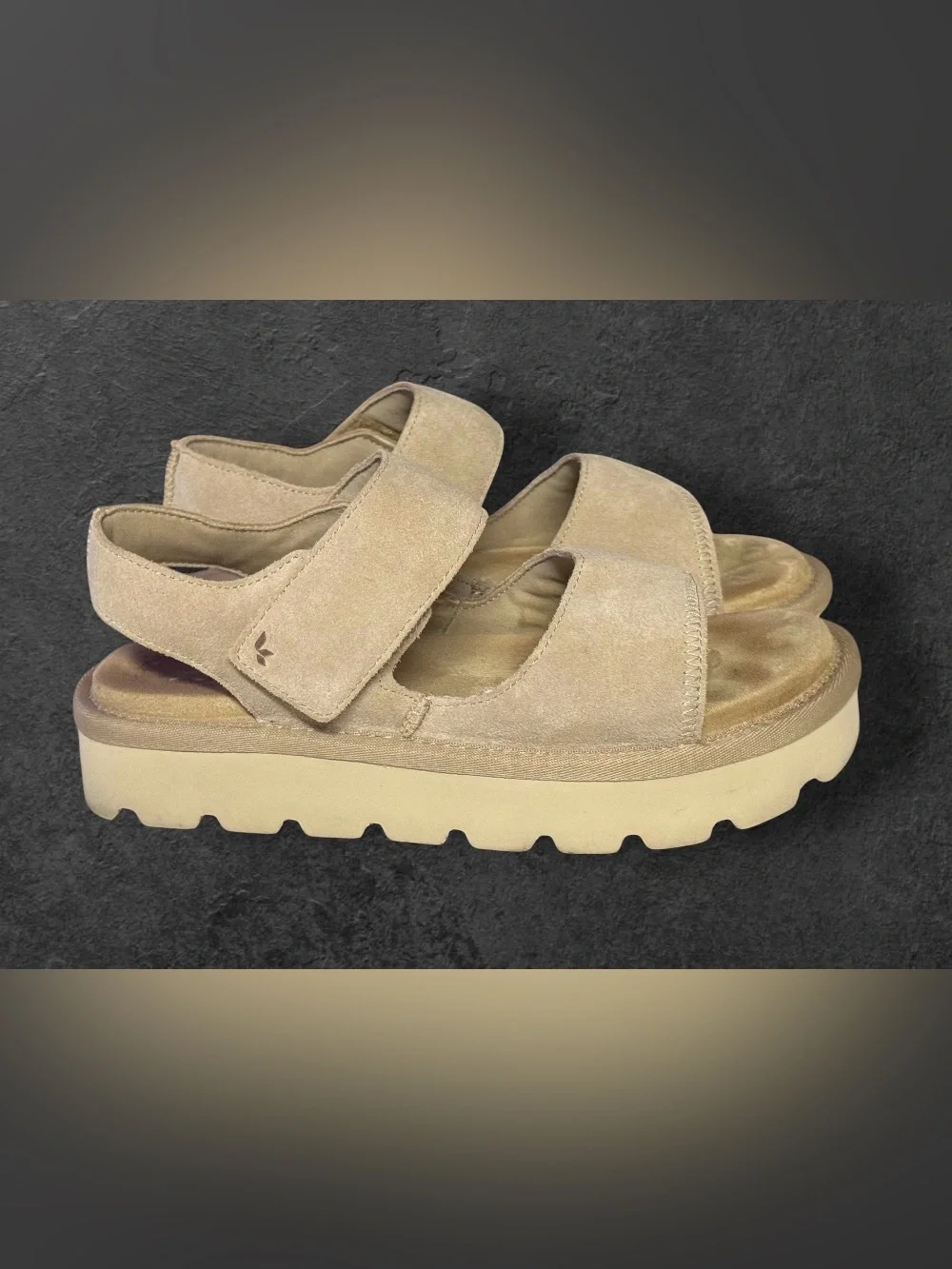 Koolaburra by UGG Tizz Suede Platform Sandals in a neutral  beige  SZ 8